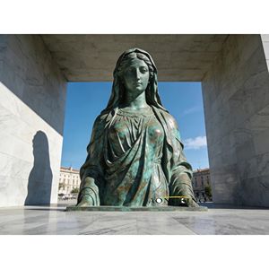 Sculpture d'ange tombé grandeur nature en bronze coulé, ailes brisées, posture allongée, patine cuivre vert - Product Image 3