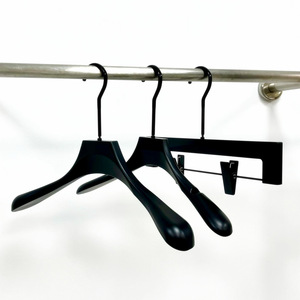 Wholesale plastic clothes hangers for clothing stores, home use, wide-shouldered coats, hotels, suits, and formal wear; - Product Image 4
