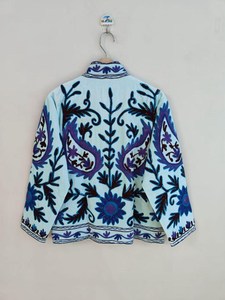 เสื้อแจ็คเก็ตซูซานีกำมะหยี่ลายดอกไม้สัตว์ทำมือ สไตล์โบโฮอินเดีย สำหรับงานปาร์ตี้ฤดูหนาว เสื้อคลุมผู้หญิง ติดกระดุม บุด้วยผ้าฝ้าย ขายส่งจากอินเดีย - Product Image 3