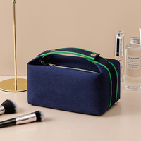 Sac cosmétique carré rose multifonctionnel pour femme avec fermeture éclair dorée et logo personnalisé – Idéal pour le voyage et l'organisation de maquillage (vente en gros)