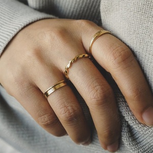 Anillo de Hoja de Olivo Minimalista Clásico de la Paz y la Eternidad Chapado en Oro de 18k de Latón Gemnel para Mujer - Product Image 2