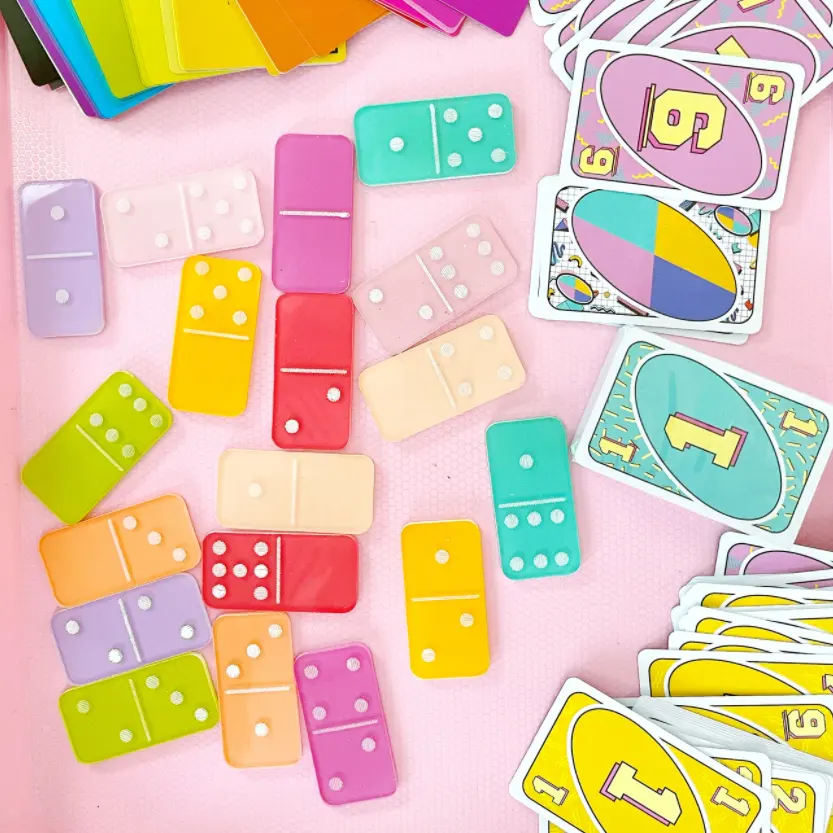 कस्टम रंगीन 28 पैक Toppling उच्च बनाने की क्रिया dominoes कारतूस डबल 9 रंग एक्रिलिक Dominoes ब्लॉक खेल सेट बच्चों के लिए उपहार