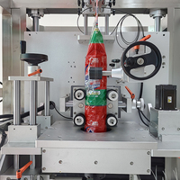 Machine d'étiquetage automatique linéaire pour bouteilles avec tunnel de rétraction à la vapeur