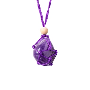 Pendentif en pierre roulée de cristal naturel, sac filet, collier de style ethnique violet, chaîne de pull en corde tressée à la main - Product Image 4