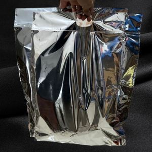 Bolsas de Envío Autoadhesivas Impermeables de Poliéster Plateado con Logotipo Personalizado y Asa para Ropa, Tamaño Mediano y Grande - Product Image 3