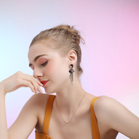 Boucles d'oreilles clous pour femme, style affirmé, avec chaîne à griffes, motifs animaux, strass étincelants, cristal et pampilles en forme d'oiseau