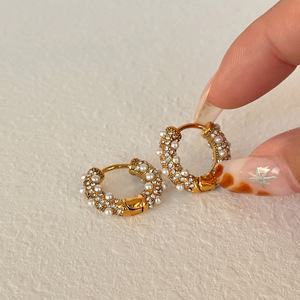 Pendientes de Aro Personalizados, Elegantes y Resistentes al Deslustre, Chapados en Oro de 18K, de Acero Inoxidable Brillante con Circonita y Perla - Product Image 6