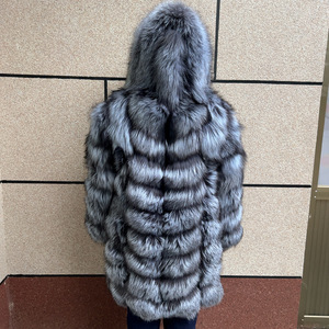 Cappotto in Vera <span class=keywords><strong>Pelliccia</strong></span> di Volpe Argentata Personalizzato con Cappuccio Lungo per <span class=keywords><strong>Uomo</strong></span>, Lussuoso e di Alta Qualità - Product Image 5