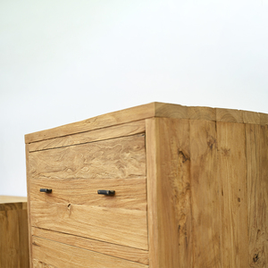 Commode en teck ancien avec 5 tiroirs faits à la main et pieds effilés, commode en bois récupéré à texture vieillie pour chambre à coucher - Product Image 2