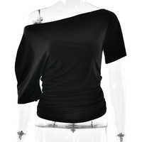 تي شيرت نسائي صيفي جديد 2025 الأكثر مبيعًا، بتصميم غير متماثل ومثير، بكتف واحد مجعد، أكمام قصيرة، قصة ضيقة، كروب توب سادة