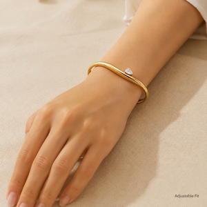 กำไลข้อมือแบบเปิดดีไซน์มินิมอลทันสมัย รุ่น JAJGI JAJGI-BR-4201 ชุบทอง 18K ประดับพลอยรูปหัวใจทรงหยดน้ำสำหรับผู้หญิง - Product Image 6