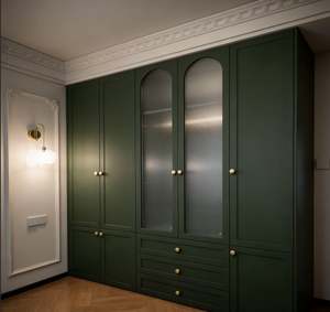 Armario de Dormitorio Verde Oscuro Personalizado BALOM con Puertas de Rejilla, Cajones Integrados, Amplio Espacio de Almacenamiento de Ropa, Muebles de Armario - Product Image 4