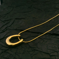 Chaîne serpent en laiton plaqué or 14 carats Collier chaîne fer à cheval pendentif en forme de U en acier inoxydable