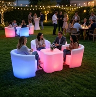 Ensemble de meubles lumineux LED modernes et étanches - Table et chaises illuminées par des LED RGB pour bar, salon, club et événements en plein air