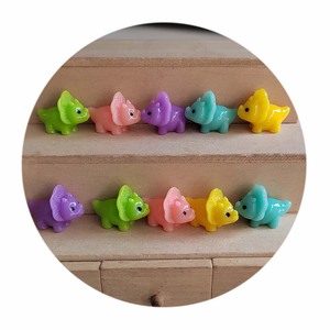 100 pièces couleur mélangée mini petit dinosaure 3D résine breloques maison de poupée maison slime bricolage décoration - Product Image 5