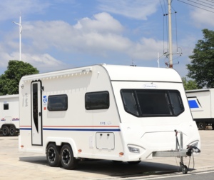 Caravane <span class=keywords><strong>de</strong></span> voyage légère moderne pour 4 personnes, sans bois, avec châssis AL-KO et construction <span class=keywords><strong>en</strong></span> aluminium, idéale pour le remorquage quotidien par un SUV - Product Image 2
