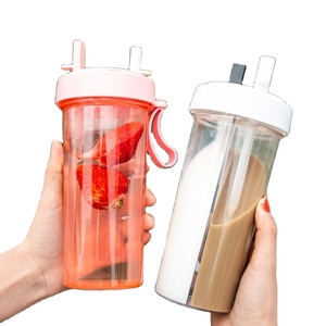 Botella de agua de plástico dividida con tanque de bebida doble con pajita doble y tapa Botella de agua portátil transparente sin Bpa - Product Image 1