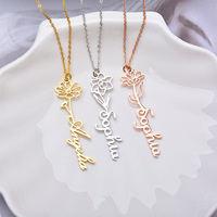 Collier Pendentif Lettre Personnalisé en Acier Inoxydable Plaqué Or 18K avec Breloques Fleur de Naissance et Chaîne Figaro Classique Prénom Personnalisé