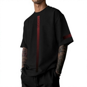 T-shirt pour homme noir coupe classique avec imprimé rayures verticales rouges, logo frontal, respirant, style streetwear, manches courtes, col rond, en jersey de coton - Product Image 1