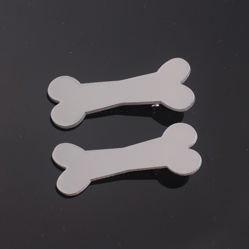 Un paio di fermagli per capelli a forma di osso per Xu Shen Qin Yin