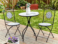 Ensemble table et chaises rustiques vintage à motifs floraux, table ronde et chaises en fer forgé bleu pour balcon ou café