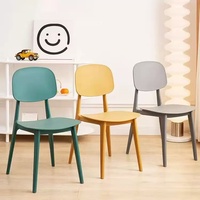 Chaise de salle à manger contemporaine sans accoudoirs Ocean Colors en plastique – dossier convertible pliable, écologique, empilable, imperméable pour hôtel