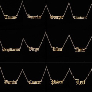Il nuovo stile di collana semplice in lega con lettere inglesi e 12 <span class=keywords><strong>segni</strong></span> <span class=keywords><strong>zodiacali</strong></span> è una catena che mantiene il colore. - Product Image 1