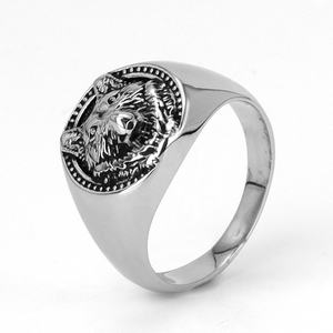 Bague Chevalière Gothique Tête de Loup en Acier Inoxydable 316 pour Homme, Bande Ronde aux Textures Contrastées, Esthétique Vintage Sombre et Élégante - Product Image 1