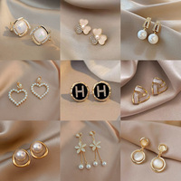 Boucles d'oreilles clips triangulaires en perles haut de gamme, sans perçage, design tendance à pampilles, en alliage électroplaqué, pour femmes, idéales pour les soirées.