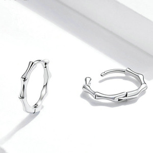 Orecchini a Cerchio in Bambù Liscio Unisex, Gioielli Minimalisti alla Moda, Accessorio per Uso Quotidiano - Product Image 5
