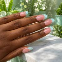Faux ongles à presser en amande bleu ciel style French Manucure, faux ongles nude rose avec perles argentées, conception personnalisée ODM OEM en gros