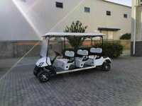 Voiturette de golf électrique tout-terrain 3-4 places avec pare-brise pliable, porte-sacs de golf et suspension indépendante pour parcours de golf