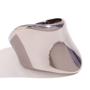 Un anillo geométrico liso exagerado irregular de acero inoxidable de 18 quilates con un sentido de Diseño Europeo Americano simple y elegante - Product Image 6