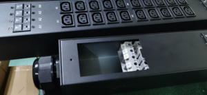 Commutateur <span class=keywords><strong>hydraulique</strong></span> triphasé 0U Vertical 415V 433V 125A 60 voies IEC C13 prises PDU - Product Image 3