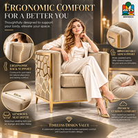 Fauteuil moderne en velours avec dossier en forme de baril, structure en métal laiton doré et découpes géométriques pour salon