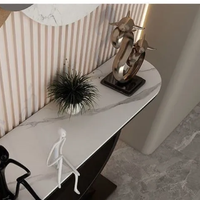 Table console décorative pour long couloir, simple, avec plateau en marbre et base en métal noir et or, pour salon