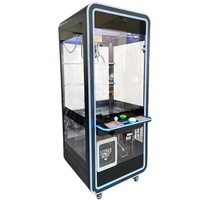 Machine à griffes de type arcade moderne, design étroit, style noir, avec options de paiement par jetons et sans espèces, pour la distribution de poupées
