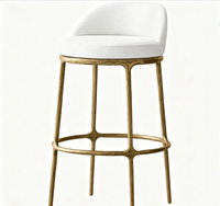 Tabouret de bar à hauteur de comptoir à quatre pieds avec cadre sculptural en laiton martelé, dossier semi-courbé et coussin en lin blanc
