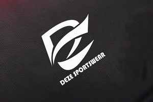 Maillot de Ciclismo MTB DEZE Personalizado con Degradado Rojo y Negro, Manga Tres Cuartos, Ajustado, Ropa y Equipamiento Profesional para Ciclismo MTB - Product Image 4