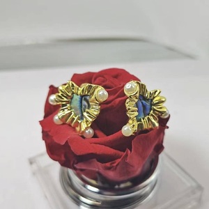 Pendientes de Moda en Forma de Corazón, Latón con Baño de Oro Real, Incrustados con Concha de Abulón Natural y Perlas - Product Image 5