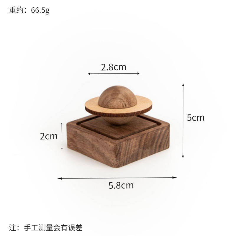 Adorno de aromaterapia para coche con forma de planeta.