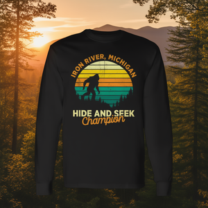 Iron River Michigan Big Foot Souvenir T-shirt à manches longues Design rétro Hide And Seek Champion - Product Image 3