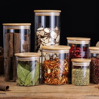 Luchtdicht glazen voorraadbusjesset met houten deksel, keukenkastjes met krijtlabels, verzegelde voorraaddozen