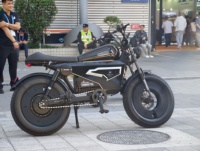 Vélo électrique Himoto 48V 1500W 30Ah, batterie au lithium-fer, démarrage sans clé NFC, autonomie >60km, pour trajets urbains, style rétro, moteur sans balais, freinage hydraulique