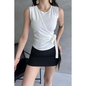 DEFILE Blusa blanca con tiras y lazo frontal para mujer, elegante top de verano de poliéster y lycra con tirantes ajustables - Product Image 1