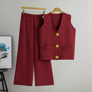 Ensemble décontracté d'été pour femme : Gilet tricoté respirant à boutons et pantalon large à motif uni – Assortiment parfait - Product Image 3