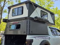 Tienda de campaña ligera para acampar al aire libre, carcasa dura, techo superior, campistas emergentes de aluminio modernas con estilo de refuerzo recto para camión Camper