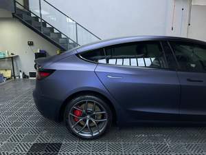 <span class=keywords><strong>Precio</strong></span> <span class=keywords><strong>de</strong></span> fábrica <span class=keywords><strong>de</strong></span> alta calidad autoadhesivo nuevo satén cuerpo completo negro fantasía Color azul coche envoltura vinilo rollo película para coche - Product Image 4