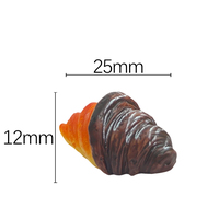 Breloque en résine en forme de croissant au chocolat matcha simulé pour accessoires de coque de téléphone DIY à la colle crème et décoration de paysage miniature