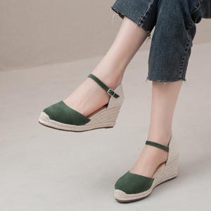 Sandales compensées à plateforme pour femmes, bout fermé, bride à la cheville, talon compensé, dessus en daim de vache, semelle extérieure en caoutchouc, fermeture à boucle, été - Product Image 1